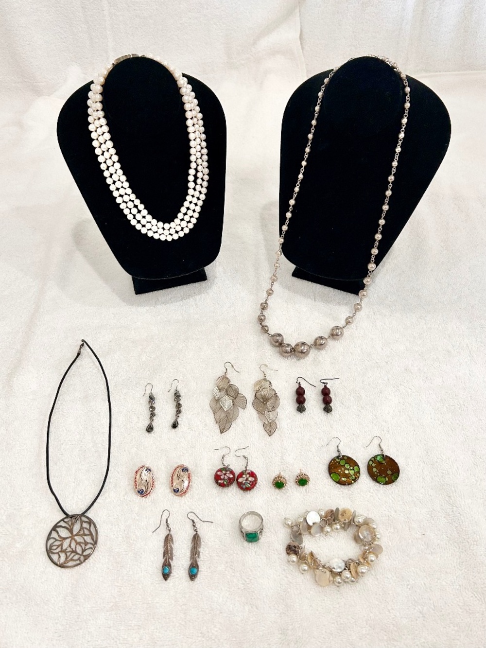Lot of costume jewelry necklaces earrings bracelet ring Pearls vintage retro